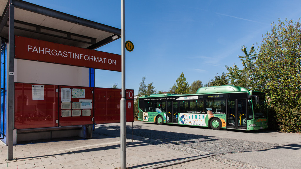 Ein Bus an einer Haltestelle in Niederbayern (Symbolbild)