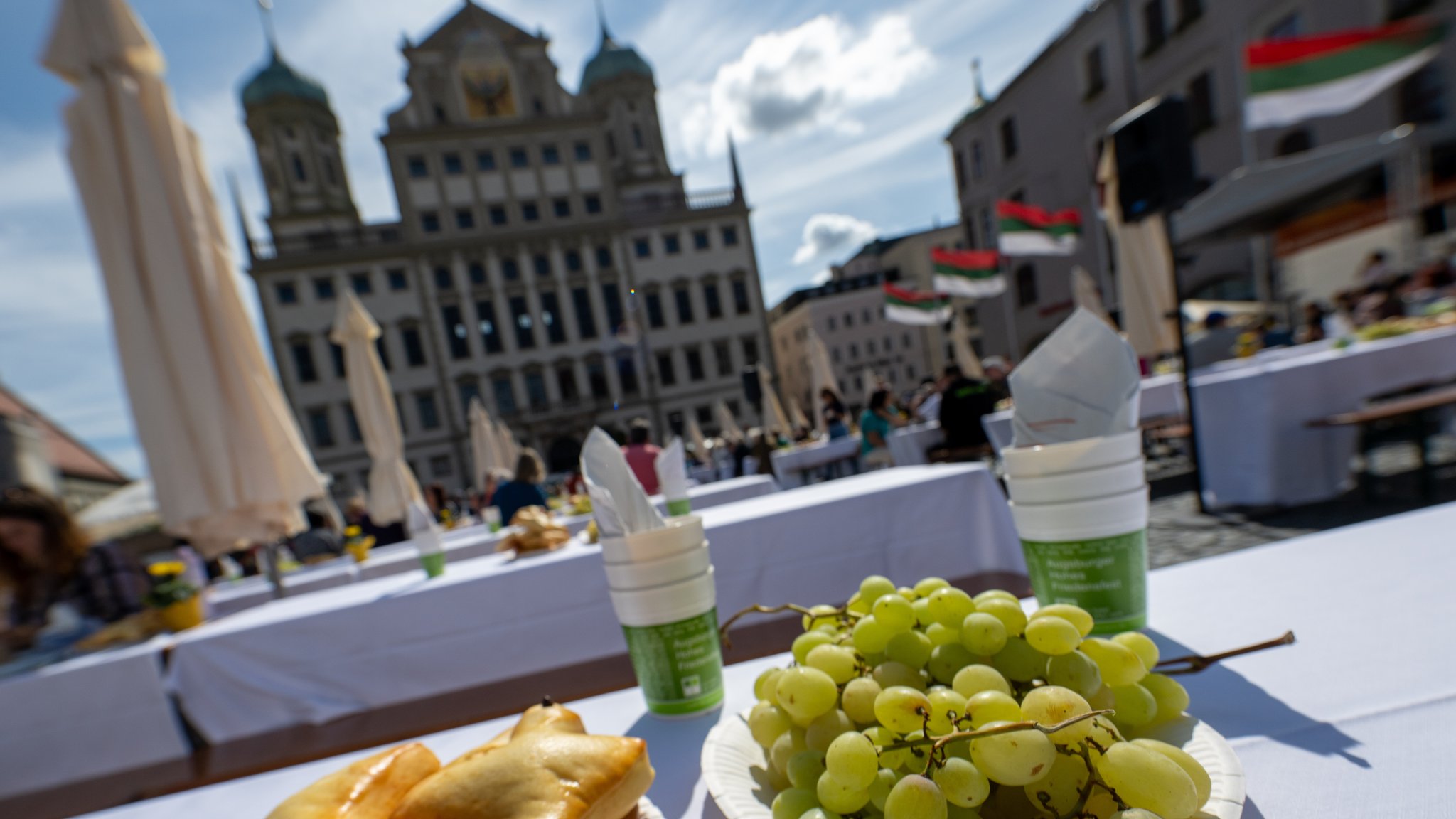 (Archivbild) Gebäck und Weintrauben liegen bei der Friedenstafel auf dem Rathausplatz bereit. (Archivbild)