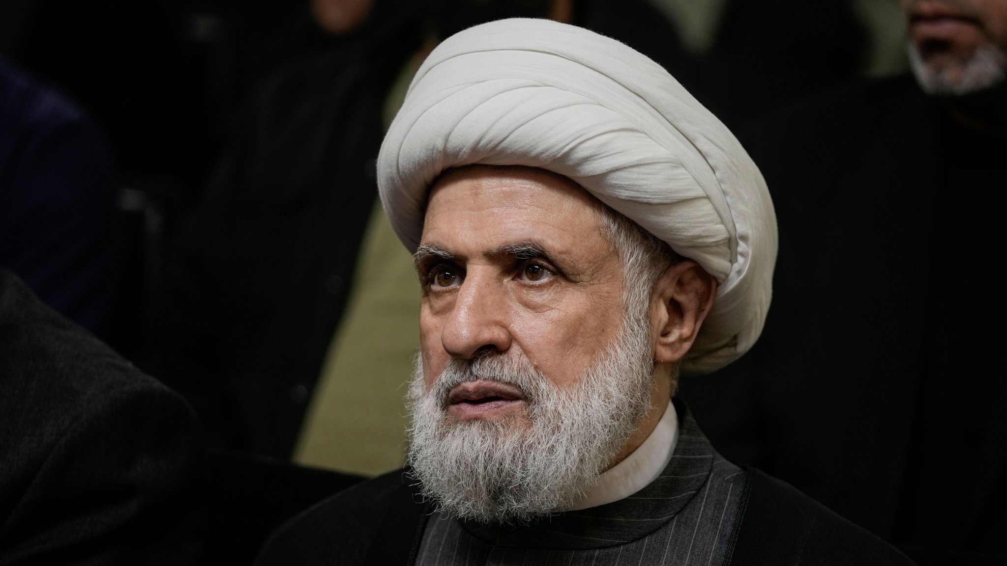 ARCHIV - 19.06.2024, Libanon, Dahiyeh: Naim Kassim, bisher stellvertretender Anführer der Hisbollah, hört sich eine Rede des damaligen Führers Nasrallah an, übertragen auf einem Bildschirm. Vier Wochen nach der Tötung ihres Anführers Nasrallah hat die proiranische Hisbollah-Miliz im Libanon Naim Kassim zum Nachfolger ernannt. (zu dpa: «Hisbollah lehnt Waffenruhe mit Israel ab») Foto: Bilal Hussein/AP/dpa +++ dpa-Bildfunk +++ | Bild: dpa-Bildfunk/Bilal Hussein ARCHIV - 19.06.2024, Libanon, Dahiyeh: Naim Kassim, bisher stellvertretender Anführer der Hisbollah, hört sich eine Rede des damaligen Führers Nasrallah an, übertragen auf einem Bildschirm. Vier Wochen nach der Tötung ihres Anführers Nasrallah hat die proiranische Hisbollah-Miliz im Libanon Naim Kassim zum Nachfolger ernannt. (zu dpa: «Hisbollah lehnt Waffenruhe mit Israel ab») Foto: Bilal Hussein/AP/dpa +++ dpa-Bildfunk +++