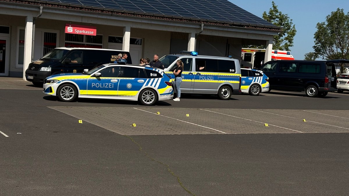 Geldtransporter überfallen: Bewaffneter Täter auf der Flucht