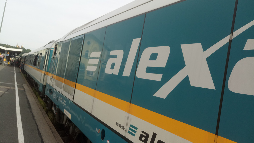 Ein Alex-Zug steht im Bahnhof Schwandorf. 