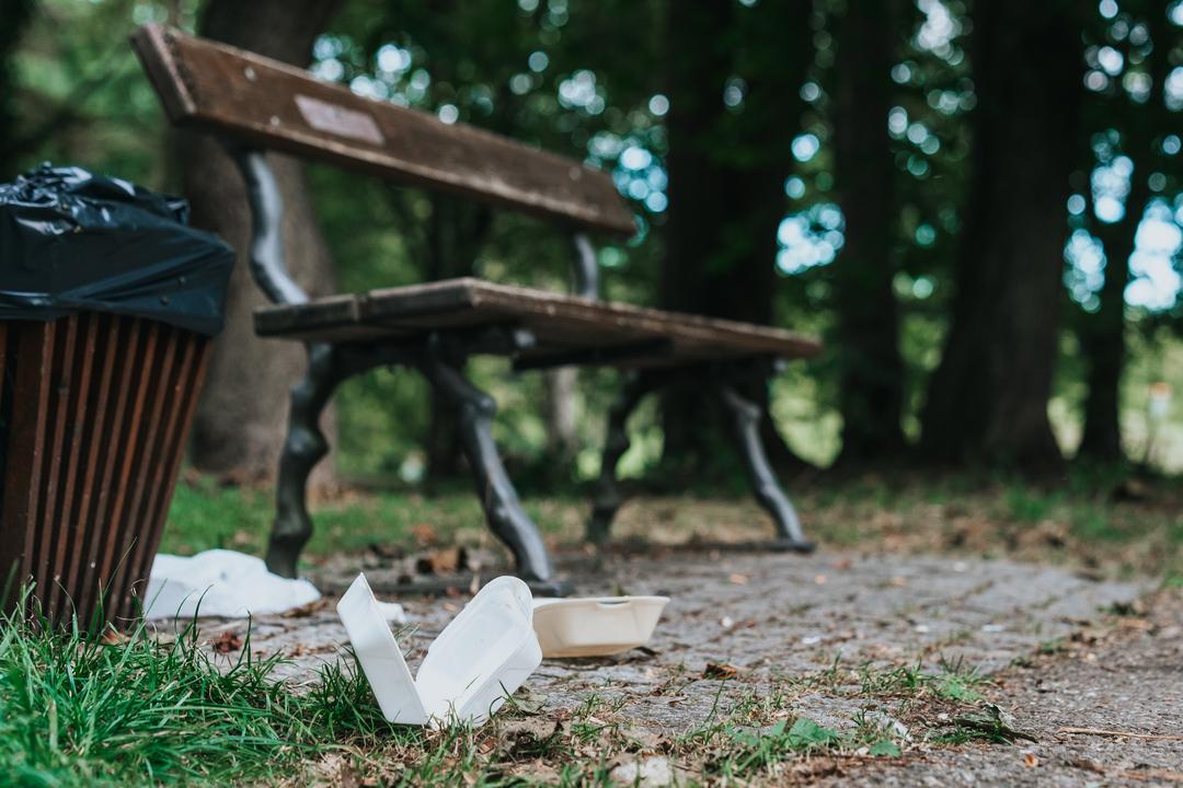 Müll an einer Parkbank.