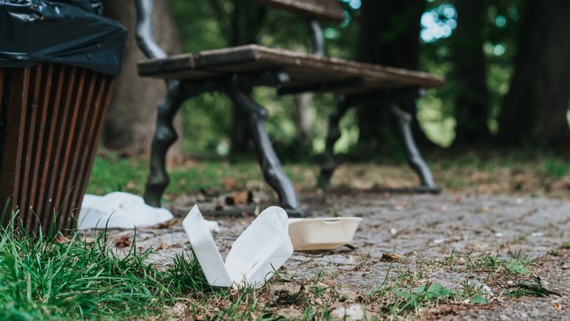 Müll an einer Parkbank. | Bild: BR Müll an einer Parkbank.