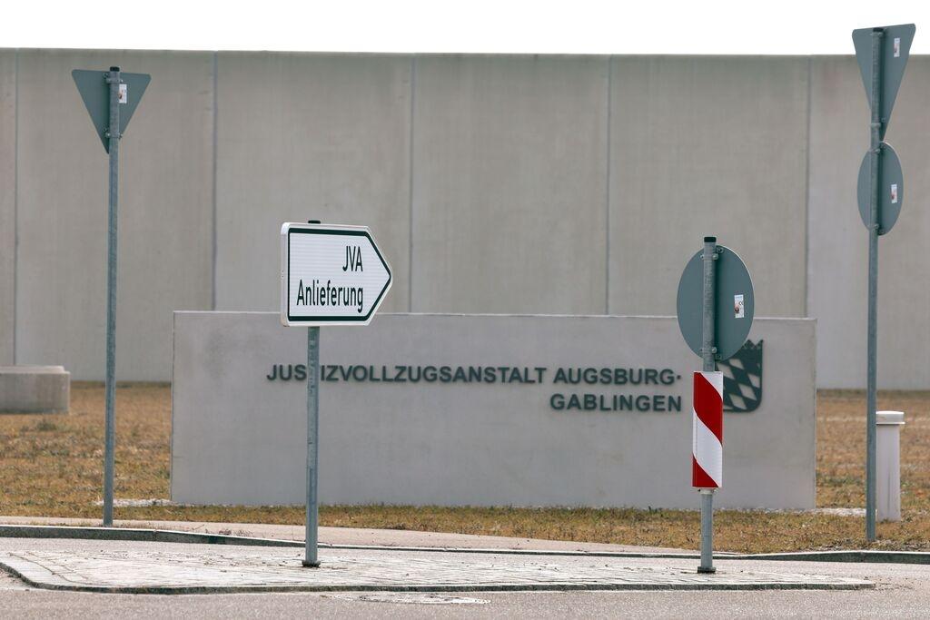 Der Eingangsbereich der Justizvollzugsanstalt (JVA) in Gablingen bei Augsburg.