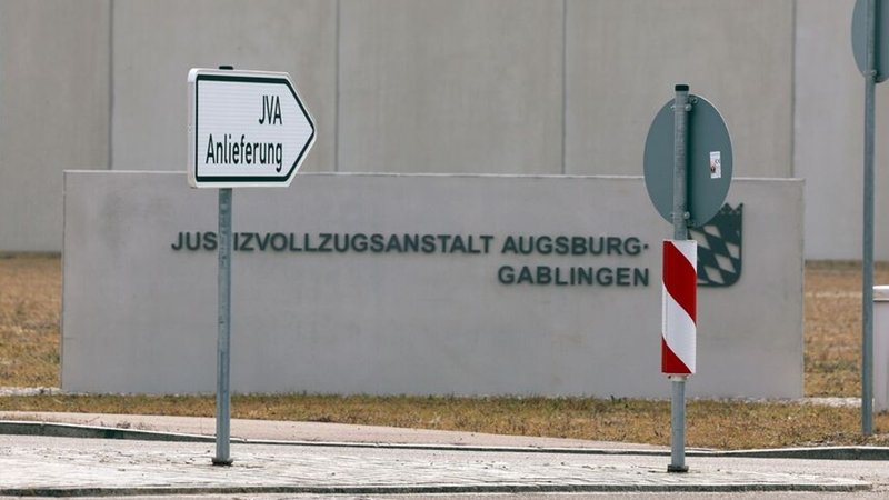 Der Eingangsbereich der Justizvollzugsanstalt (JVA) in Gablingen bei Augsburg. | Bild: dpa-Bildfunk/Karl-Josef Hildenbrand Der Eingangsbereich der Justizvollzugsanstalt (JVA) in Gablingen bei Augsburg.