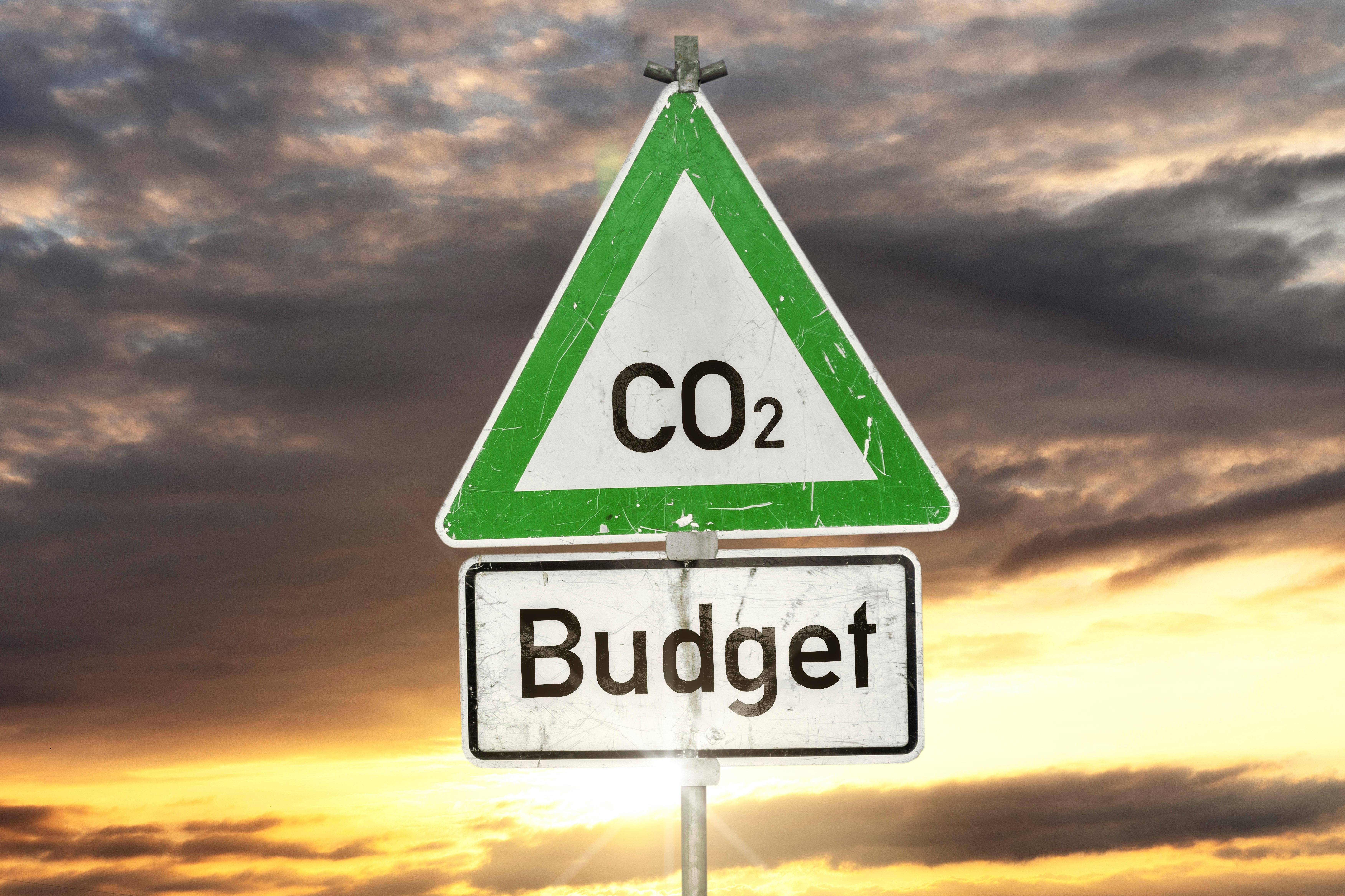 Symboldbild vor wolkenverhangenem Himmel mit Schrift: CO2-Budget.