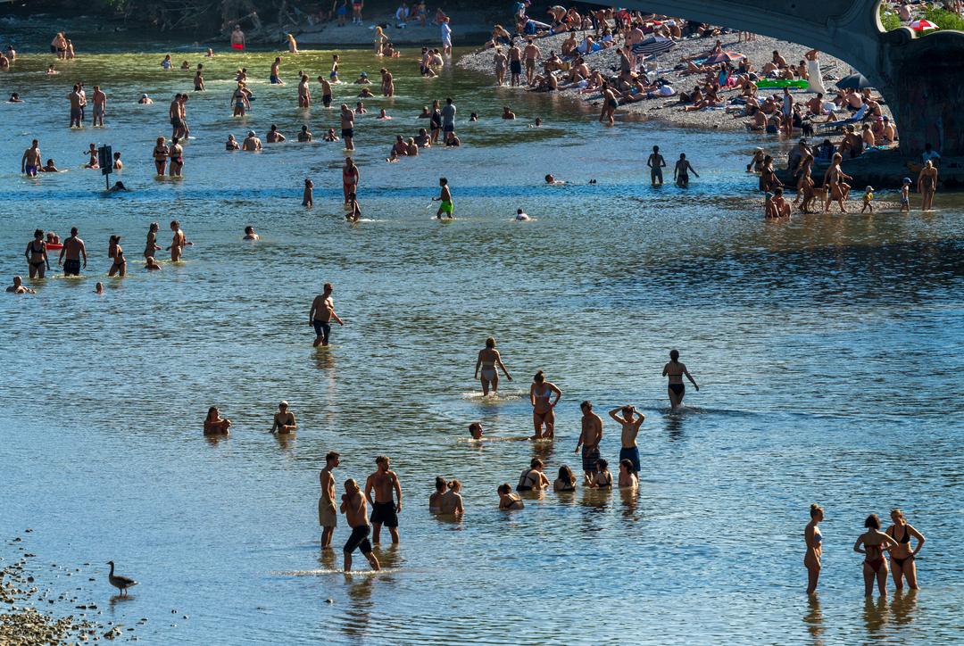 Badende an der Isar in München 