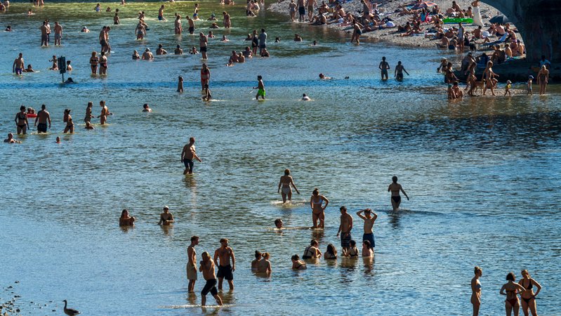 Badende an der Isar in München | Bild: dpa-Bildfunk/Peter Kneffel Badende an der Isar in München