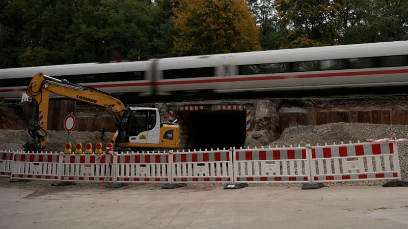 Vorbereitende Bauarbeiten auf einer der am stärksten befahrenen Bahnstrecken Bayerns | Bild: BR Vorbereitende Bauarbeiten auf einer der am stärksten befahrenen Bahnstrecken Bayerns