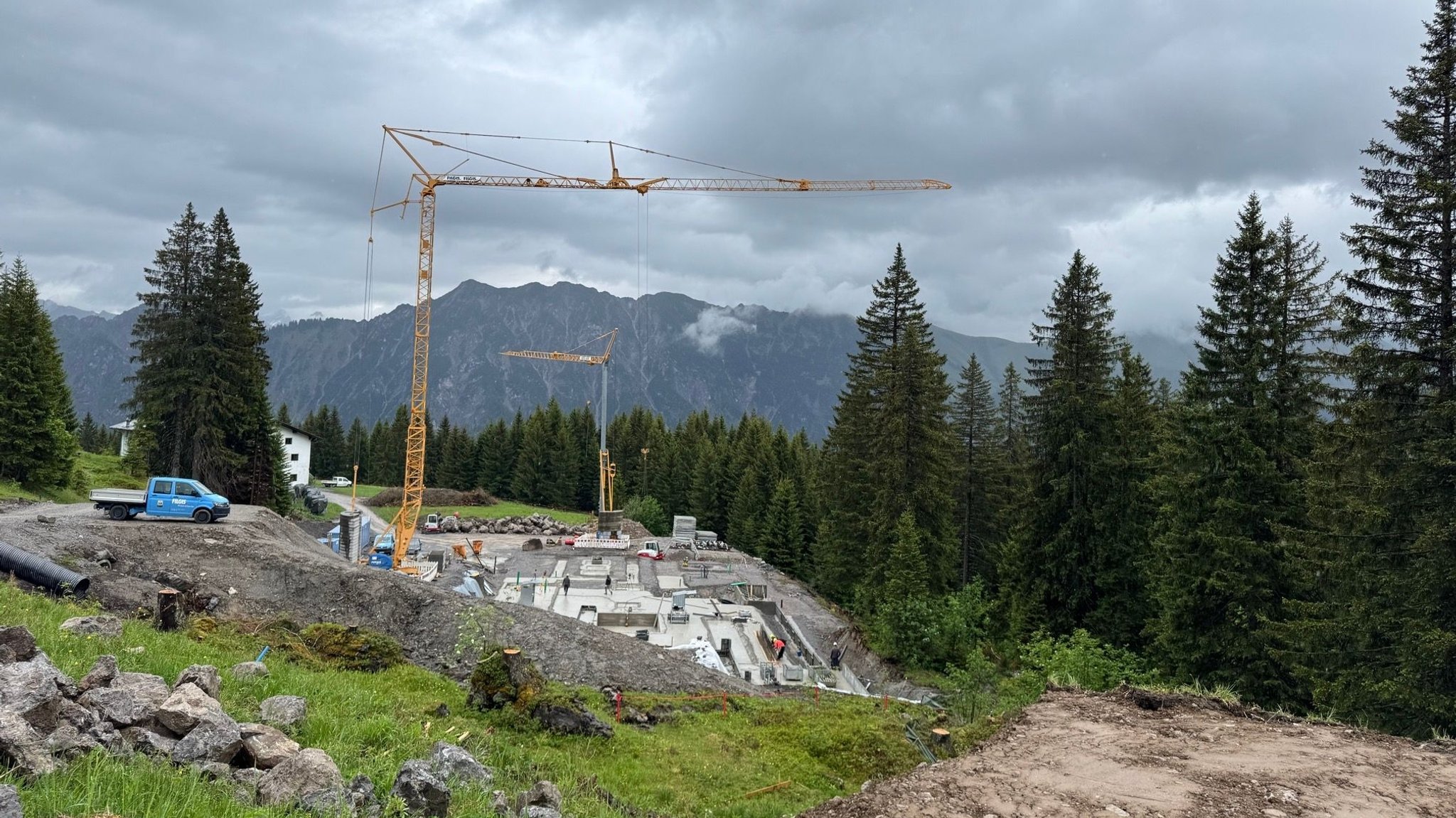 Zwei Kräne stehen vor einem Beton-Fundament am Fellhorn. | Bild: BR/Simon Wörz Zwei Kräne stehen vor einem Beton-Fundament am Fellhorn.