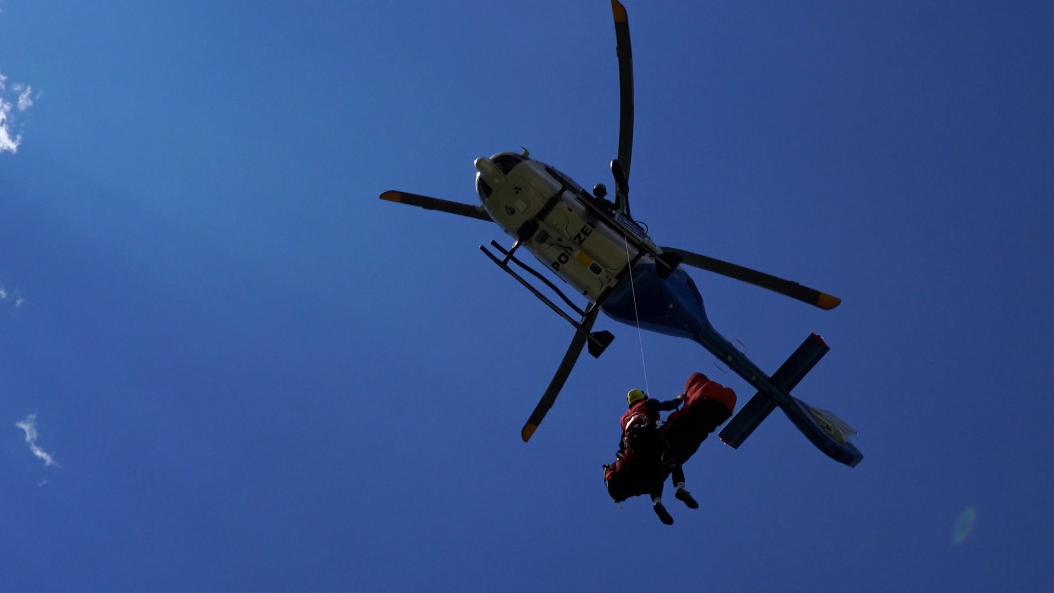 Ein Hubschrauber der bayerischen Polizeiflotte im Einsatz.