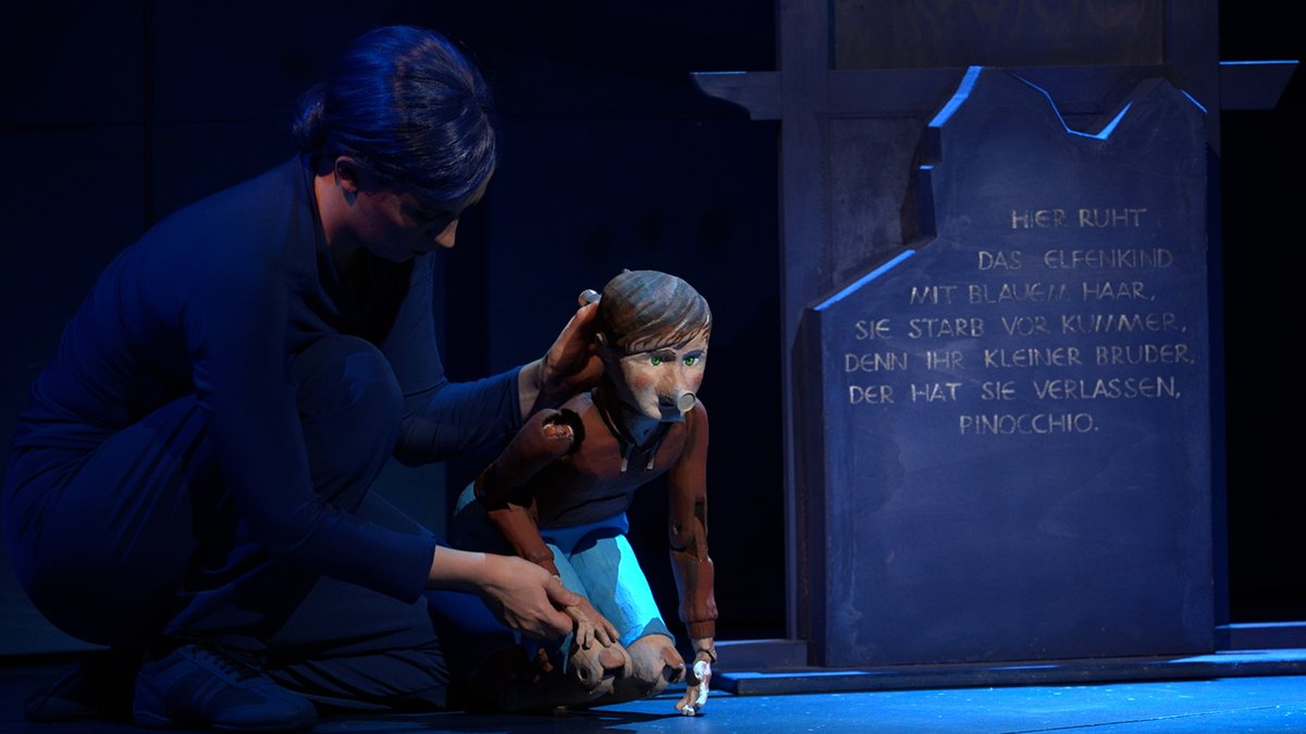 "Pinocchios Abenteuer" ist nicht nur heiter. Puppenspielerin Johanna Kunze lässt die Puppe auch negative Gefühle transportieren.
