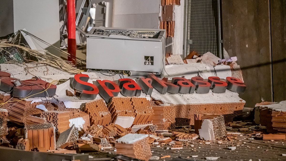 Verwüstete Sparkassen-Filiale nach Geldautomaten-Sprengung. (Archivbild)