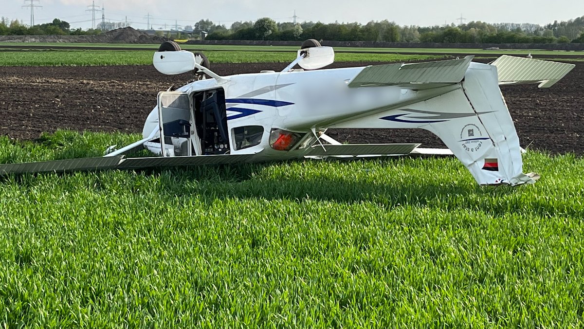 Cessna überschlägt sich bei Notlandung in Augsburg