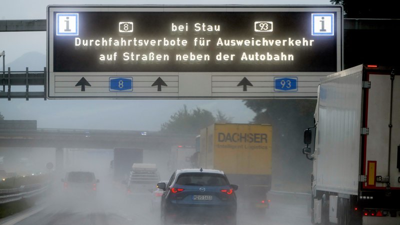 Ein digitale Anzeige mit der Aufschrift "Bei Stau Durchfahrtsverbote für Ausweichverkehr auf Straßen neben der Autobahn" hängt über der Autobahn A8. | Bild: picture alliance /dpa / Peter Kneffel Ein digitale Anzeige mit der Aufschrift "Bei Stau Durchfahrtsverbote für Ausweichverkehr auf Straßen neben der Autobahn" hängt über der Autobahn A8.