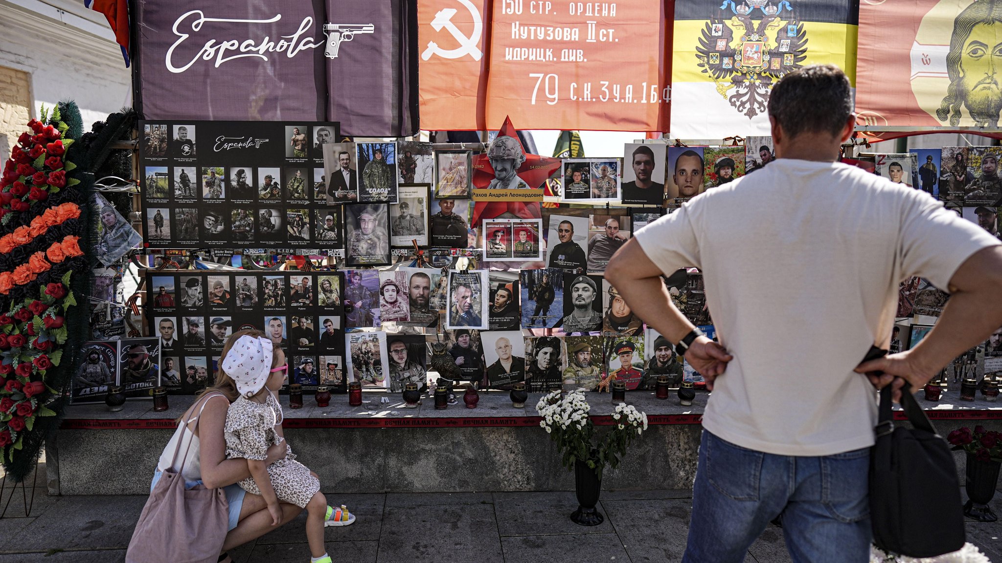 An der Kirche von Maximus dem Bekenner in der Nähe des Kremls: Erinnerung an russische Gefallene - Fotowand in Moskau | Bild: Metin Aktas/Picture Alliance An der Kirche von Maximus dem Bekenner in der Nähe des Kremls: Erinnerung an russische Gefallene - Fotowand in Moskau