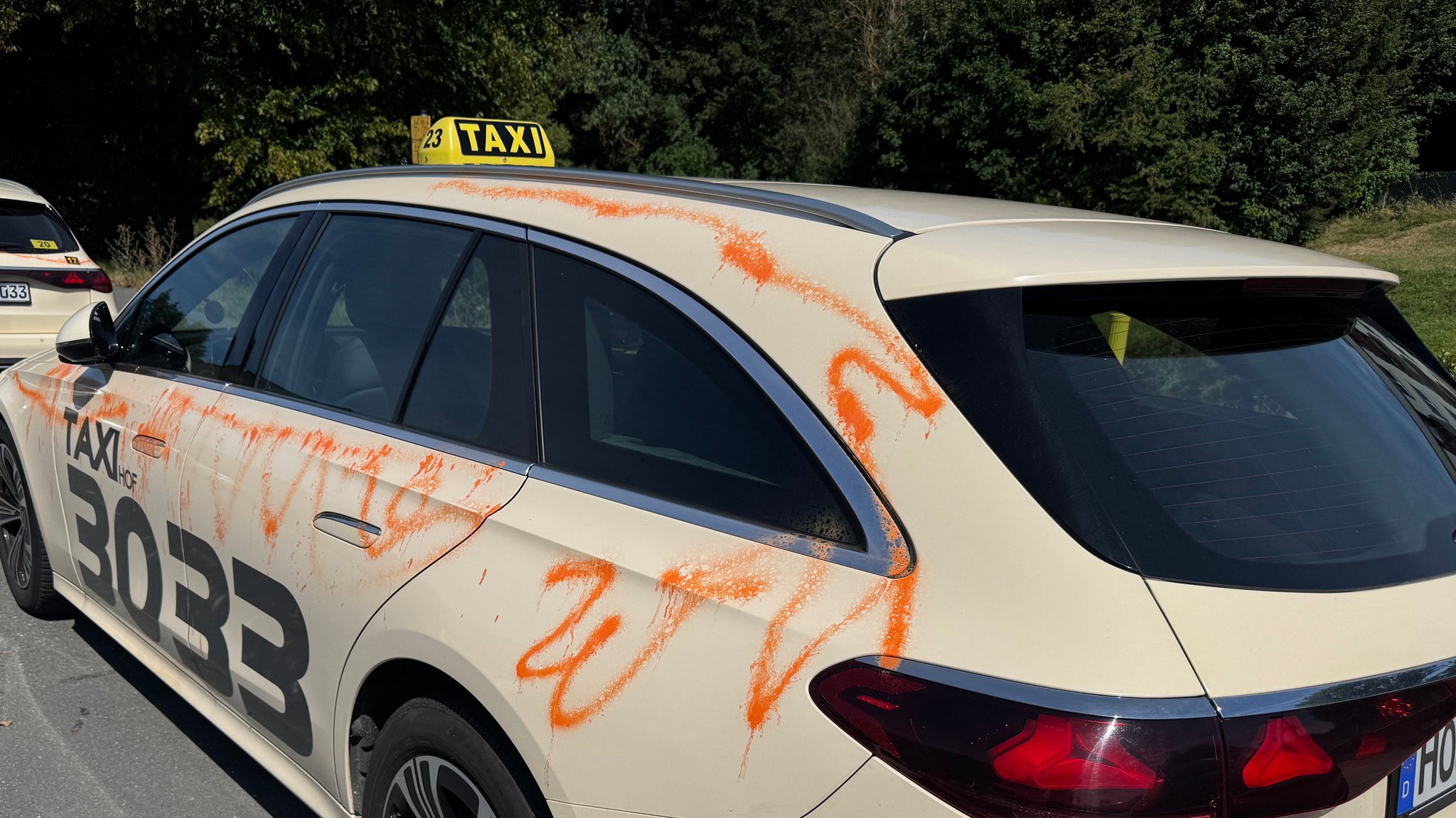 Eines der in Hof beschmierten Taxis.