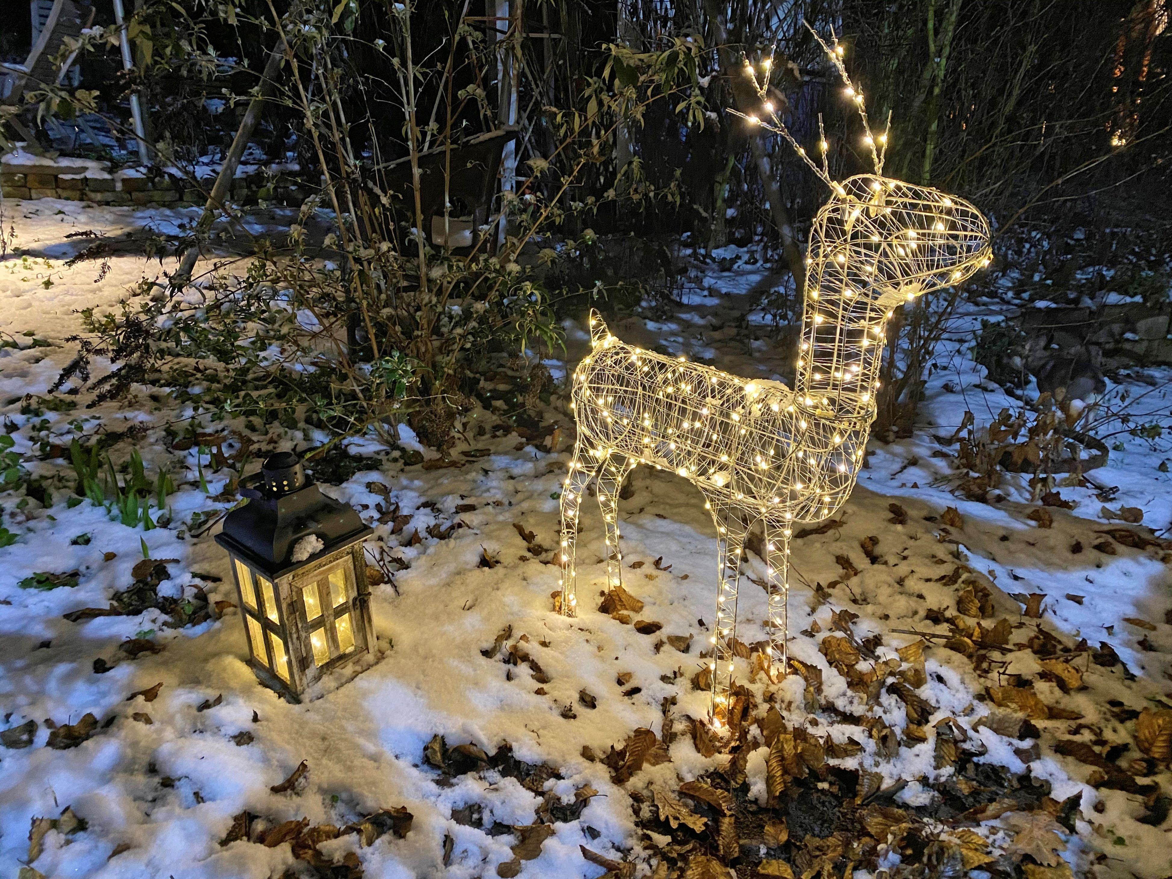 Beleuchtetes Rentier im Garten