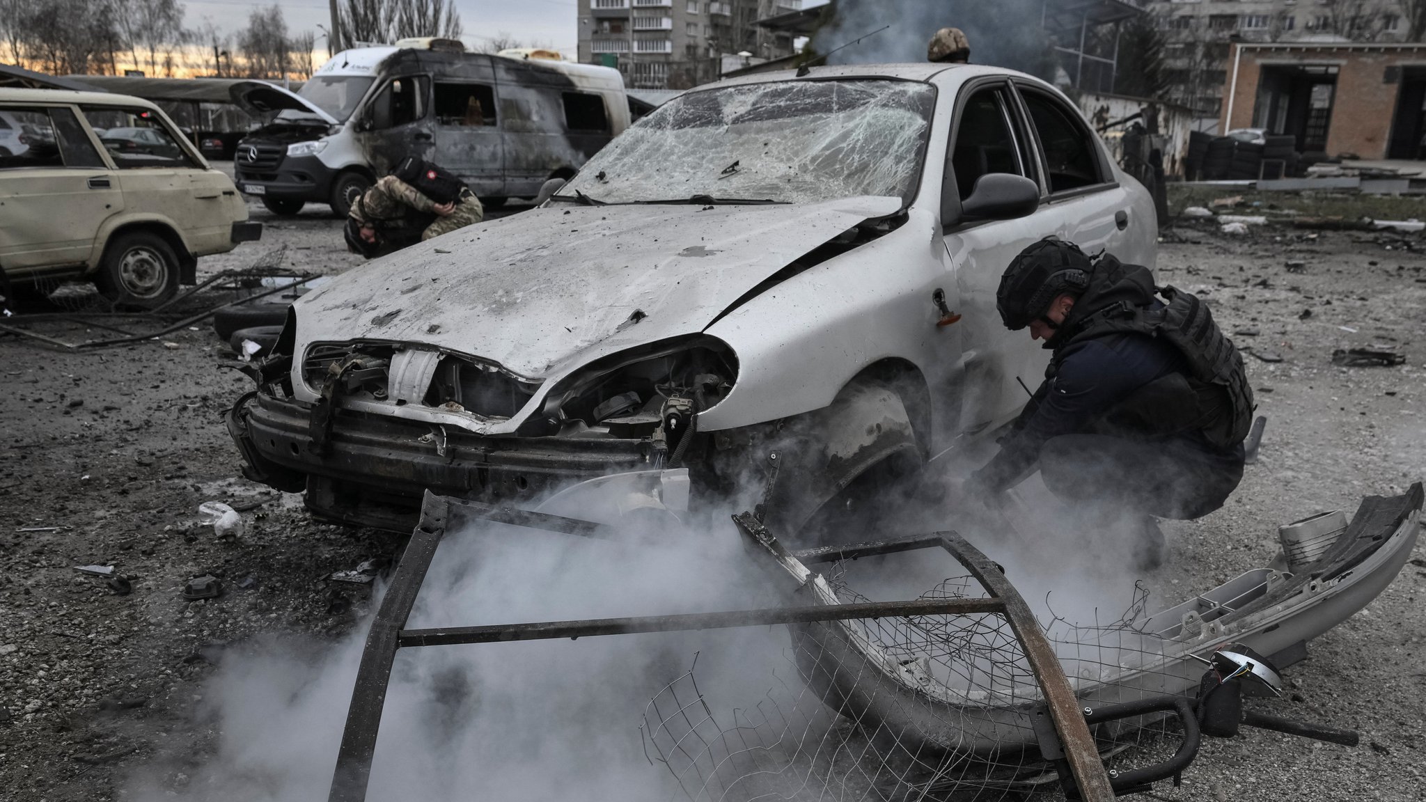 Polizist in Saporischschja am Einschlagsort eines russischen Drohnenangriffs | Bild: REUTERS/Stringer Polizist in Saporischschja am Einschlagsort eines russischen Drohnenangriffs