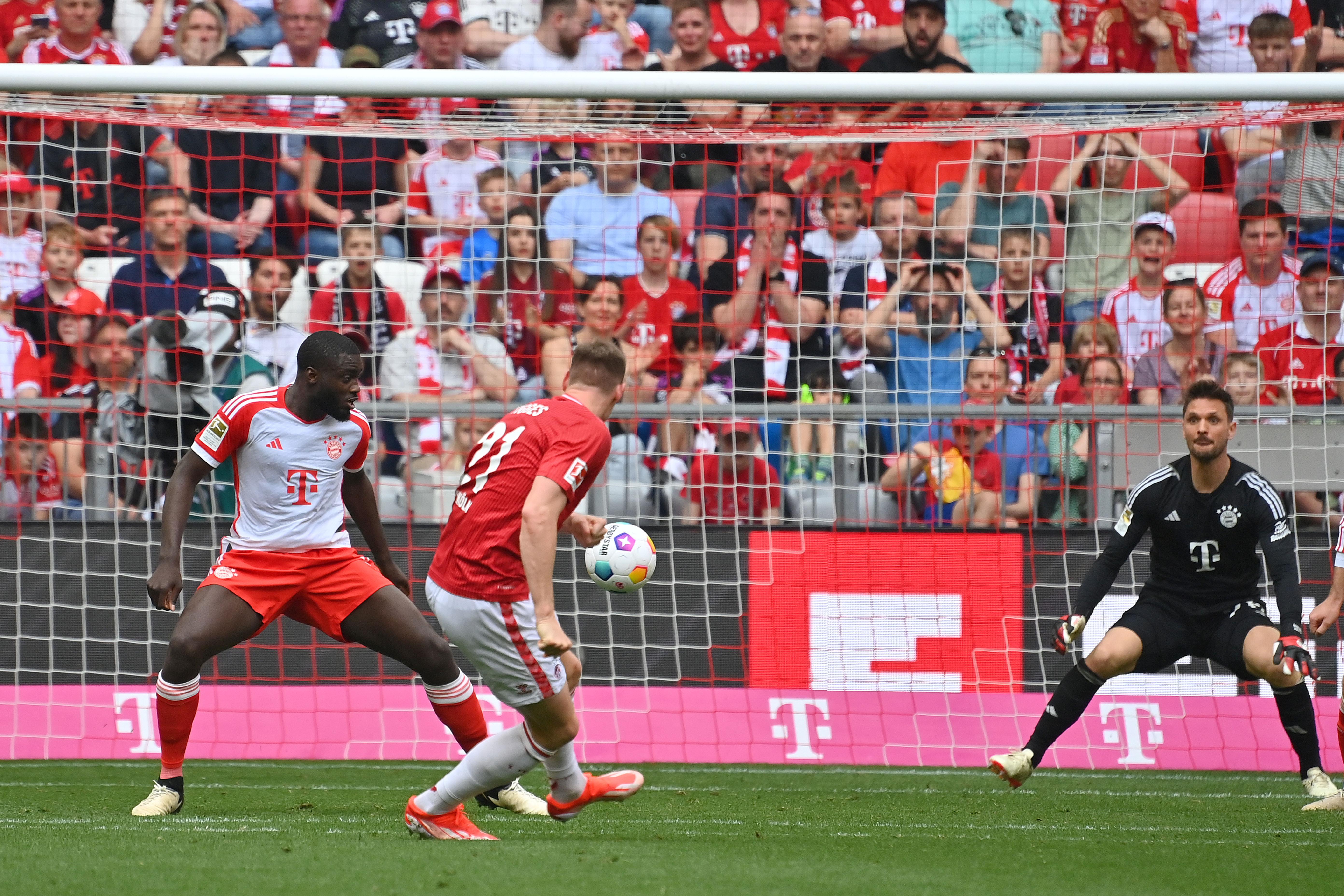 Der Moment, als Köln fast zum Ausgleich kam - und zuvor Dayot Upamecano (l.) patzte.