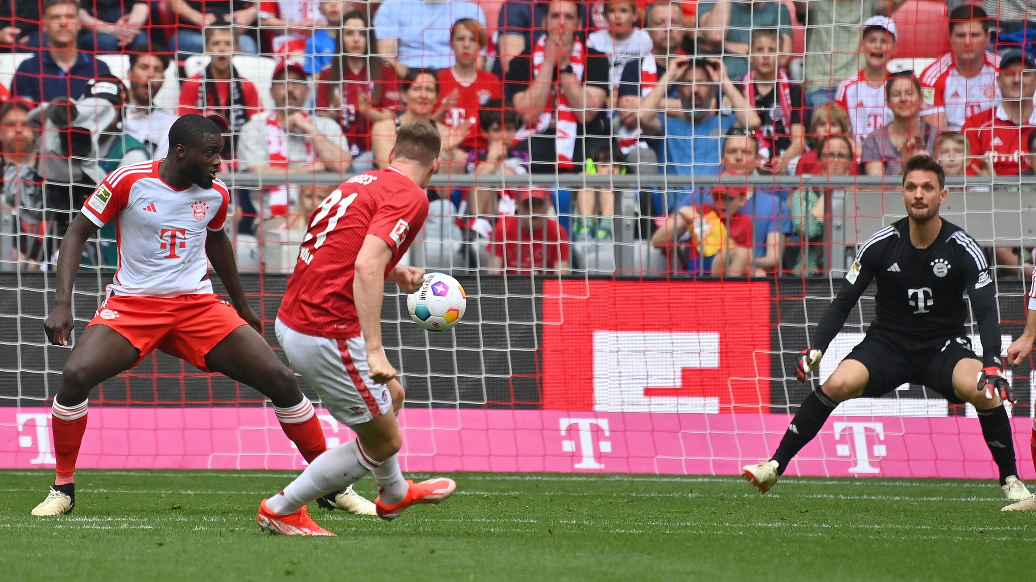 Der Moment, als Köln fast zum Ausgleich kam - und zuvor Dayot Upamecano (l.) patzte.