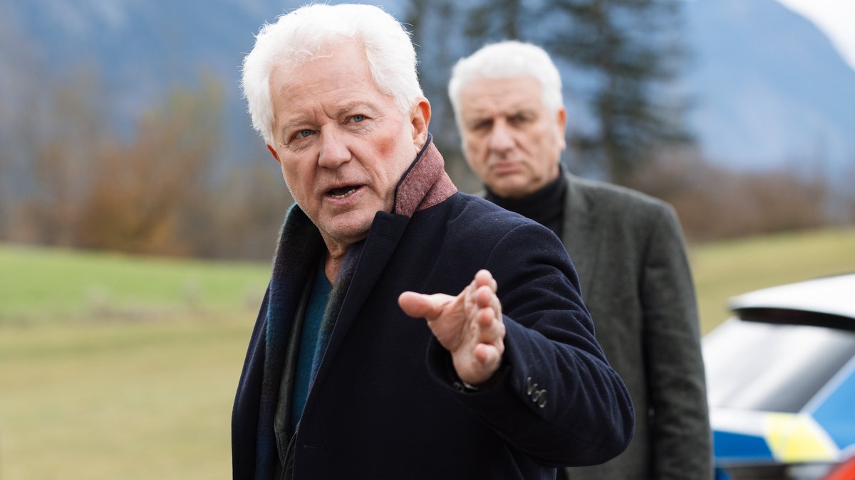 Miroslav Nemec (im Vordergrund) und Franz Leitmayr als Kriminalhauptkommissare Ivo Batic und Franz Leitmayr (Archivbild)