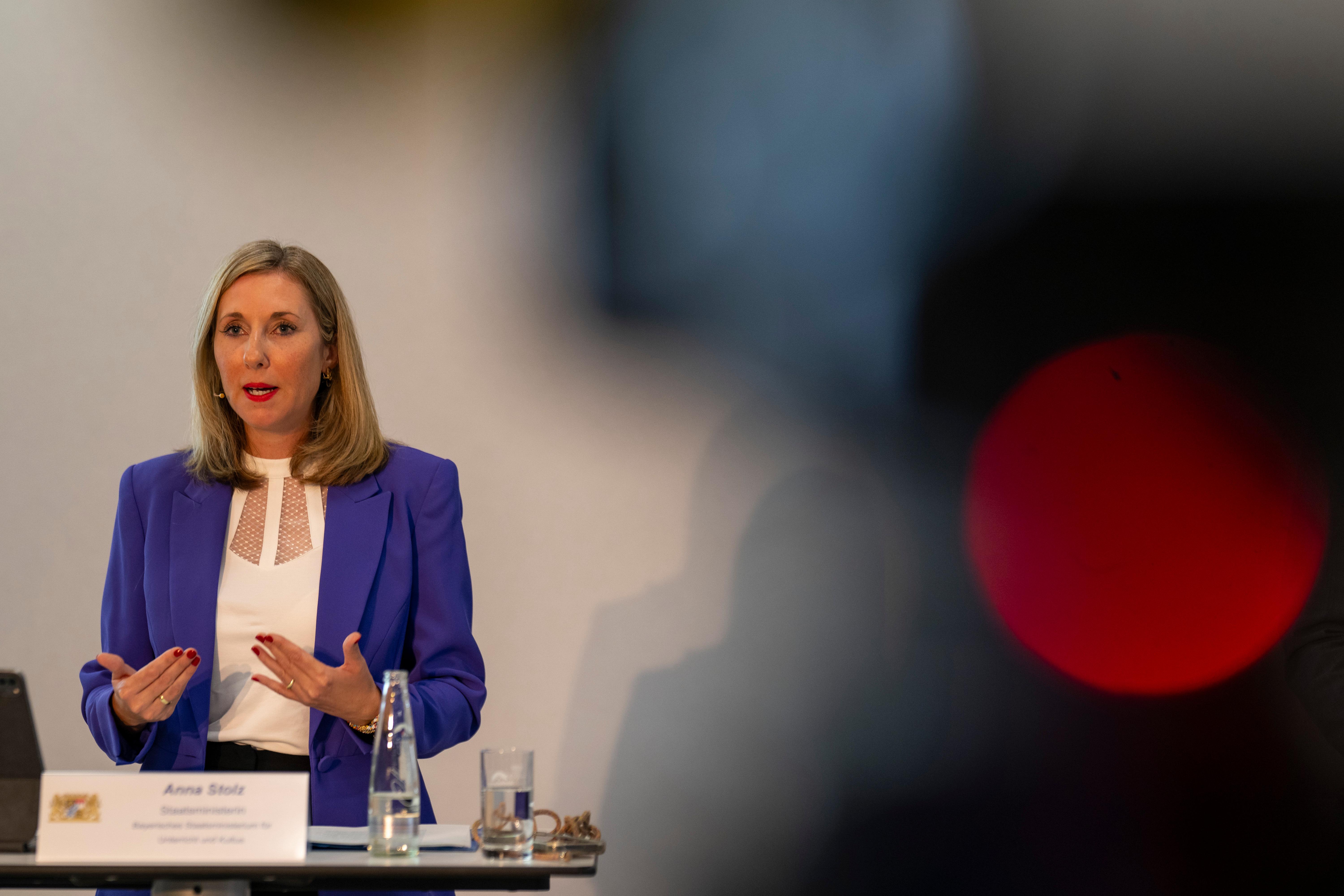 Kultusministerin Anna Stolz 