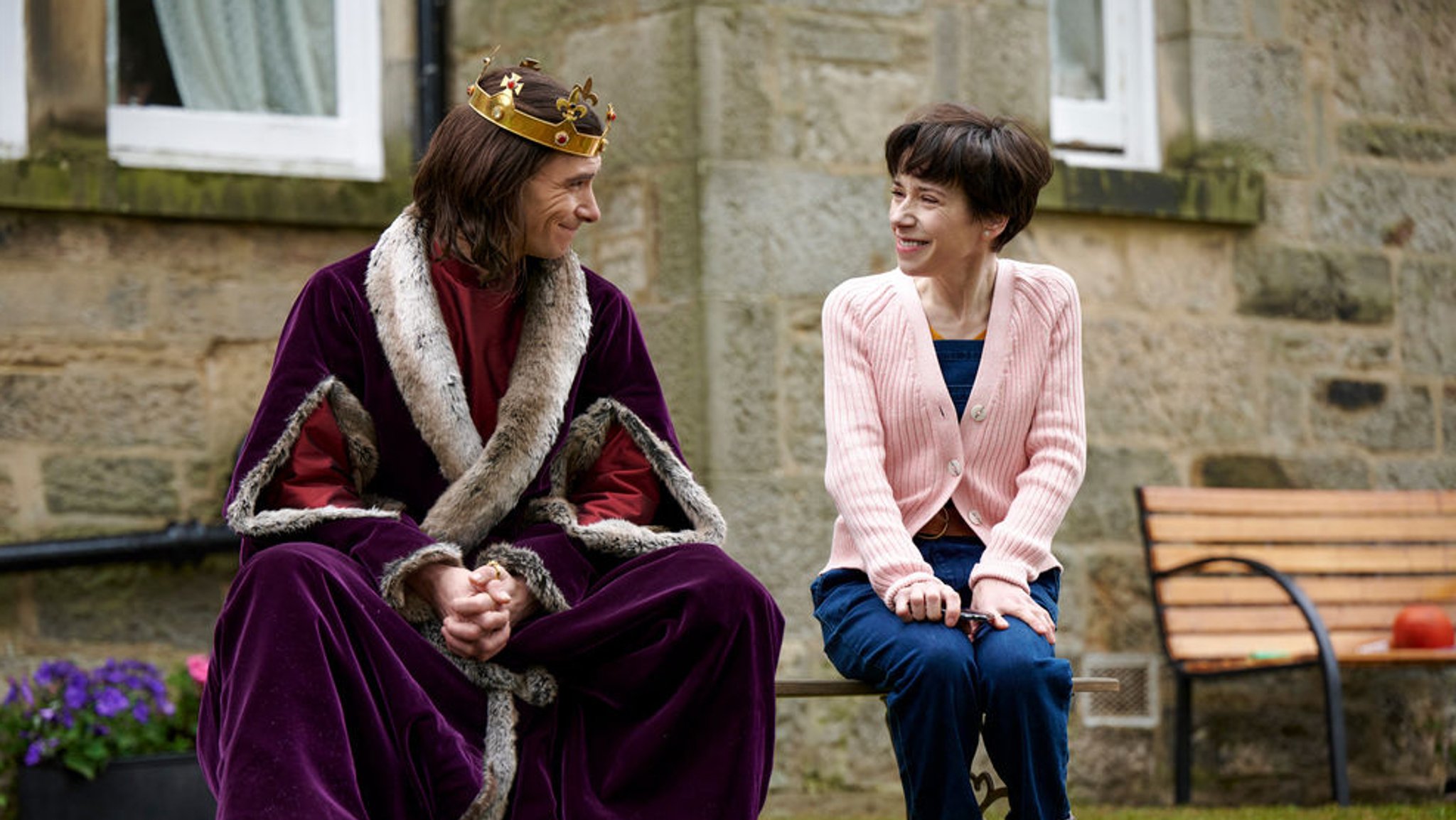 Harry Lloyd (l) als Richard III und Sally Hawkins als Philippa Langley in einer Szene des Films «The Lost King» (undatierte Filmszene). Der Film kommt am 05.10.2023 in die deutschen Kinos. (zu dpa Kinostarts) Foto: Graeme Hunter/X Verleih /dpa - ACHTUNG: Nur zur redaktionellen Verwendung im Zusammenhang mit einer Berichterstattung über den Film und nur mit vollständiger Nennung des vorstehenden Credits +++ dpa-Bildfunk +++