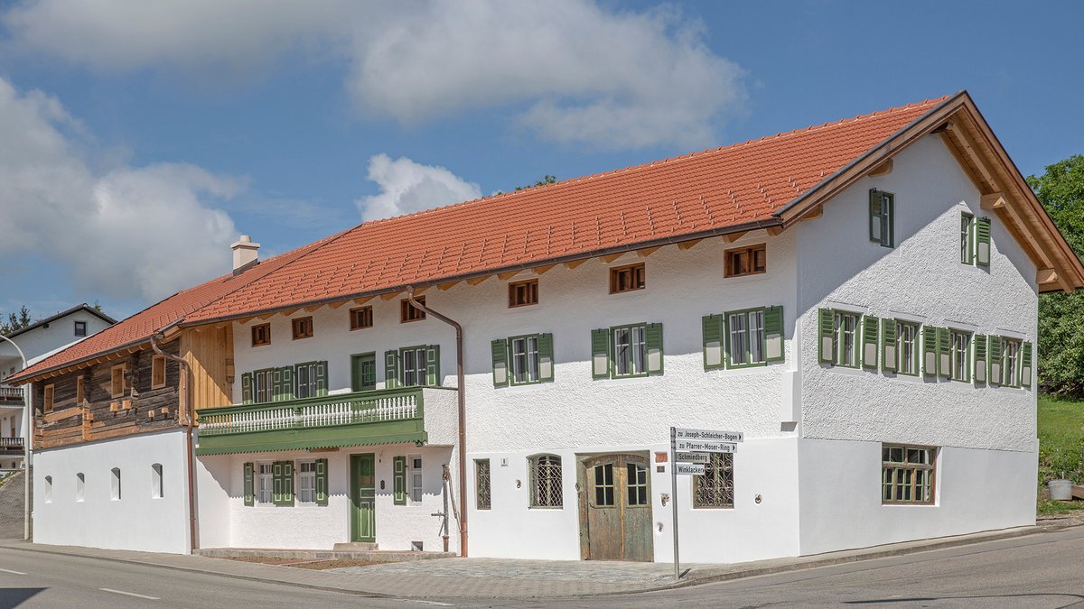 Die Moosthenniger Schmiede wurde 1818 in Blockbauweise errichtet und wird heute als Wohnhaus genutzt.