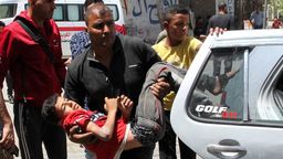 Nach einem israelischen Luftangriff in Rafah wird ein verletzter Junge weggetragen. | Bild:Reuters