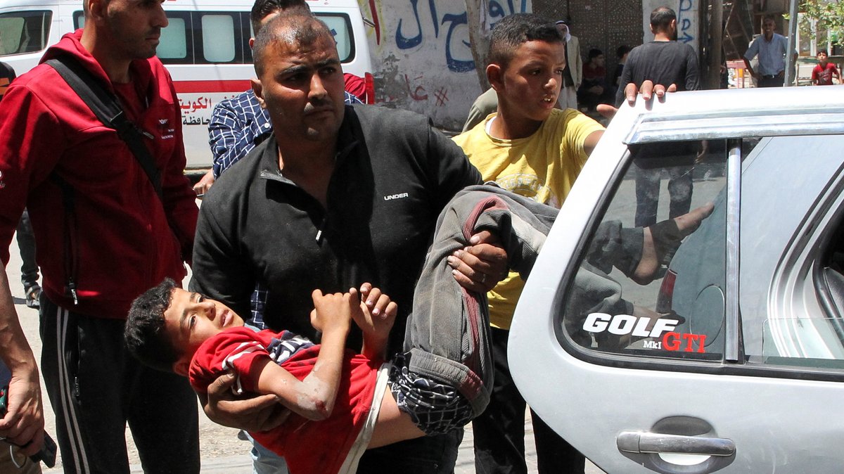 Nach einem israelischen Luftangriff in Rafah wird ein verletzter Junge weggetragen.
