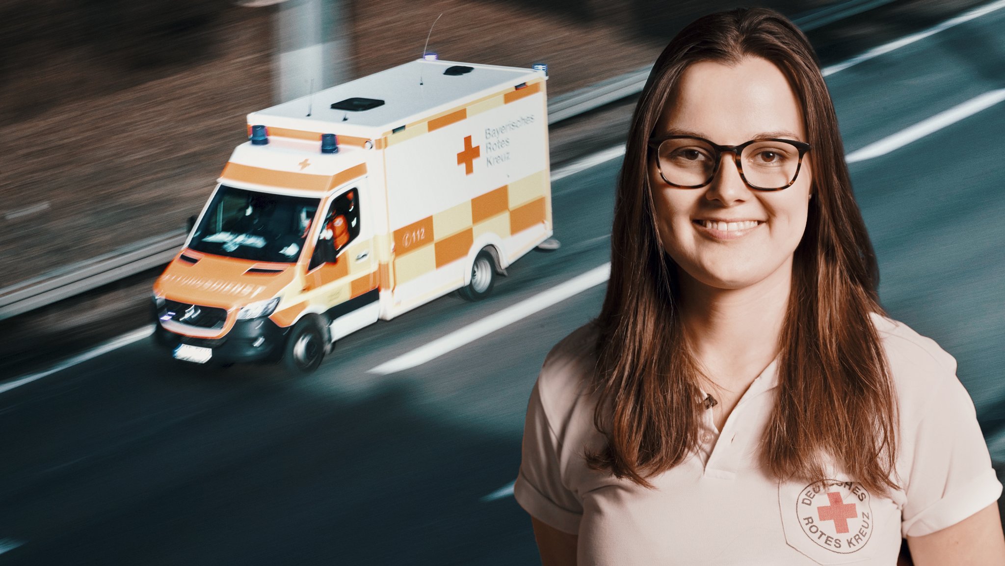 Junge Frau vor einem fahrenden Rettungswagen | Bild: Bayerischer Rundfunk 2026 Junge Frau vor einem fahrenden Rettungswagen