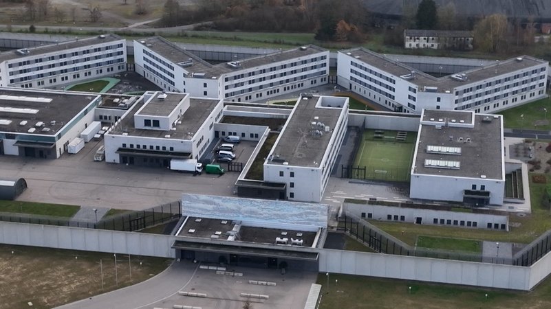 Die Justizvollzugsanstalt in Augsburg-Gablingen kommt nicht aus den Schlagzeilen. Auch die neuen Vorwürfe gegen die Einrichtung wiegen schwer. | Bild: Bayerischer Rundfunk 2025 Die Justizvollzugsanstalt in Augsburg-Gablingen kommt nicht aus den Schlagzeilen. Auch die neuen Vorwürfe gegen die Einrichtung wiegen schwer.