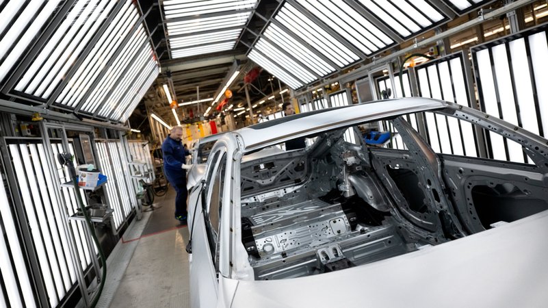Mitarbeiter arbeiten in einem Werk in der Produktion an der Karosserie von Autos. (SYMBOLBILD) | Bild: dpa-Bildfunk/Sven Hoppe Mitarbeiter arbeiten in einem Werk in der Produktion an der Karosserie von Autos. (SYMBOLBILD)