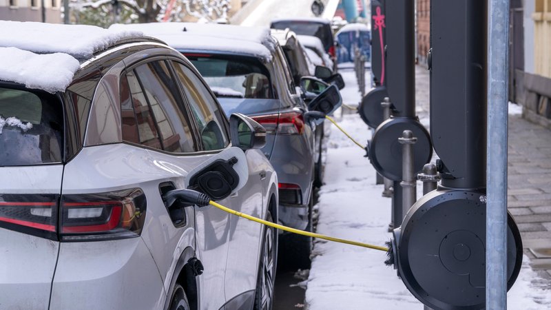 Elektroautos laden an Ladesäulen (Symbolbild) | Bild: picture alliance / Jochen Tack | Jochen Tack Elektroautos laden an Ladesäulen (Symbolbild)