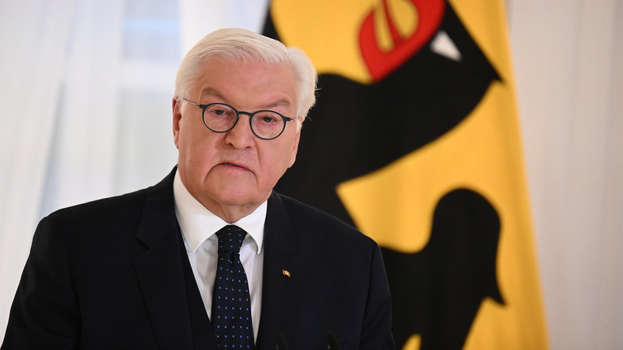 07.11.2024, Berlin: Bundespräsident Frank-Walter Steinmeier spricht vor der Veranstaltung «35 Jahre Friedliche Revolution: Sieg der Freiheit? Überhöhter Mythos? Gefährdetes Erbe?» im Schloss Bellevue zum Ende der Ampel-Koalition. Foto: Sebastian Christoph Gollnow/dpa +++ dpa-Bildfunk +++