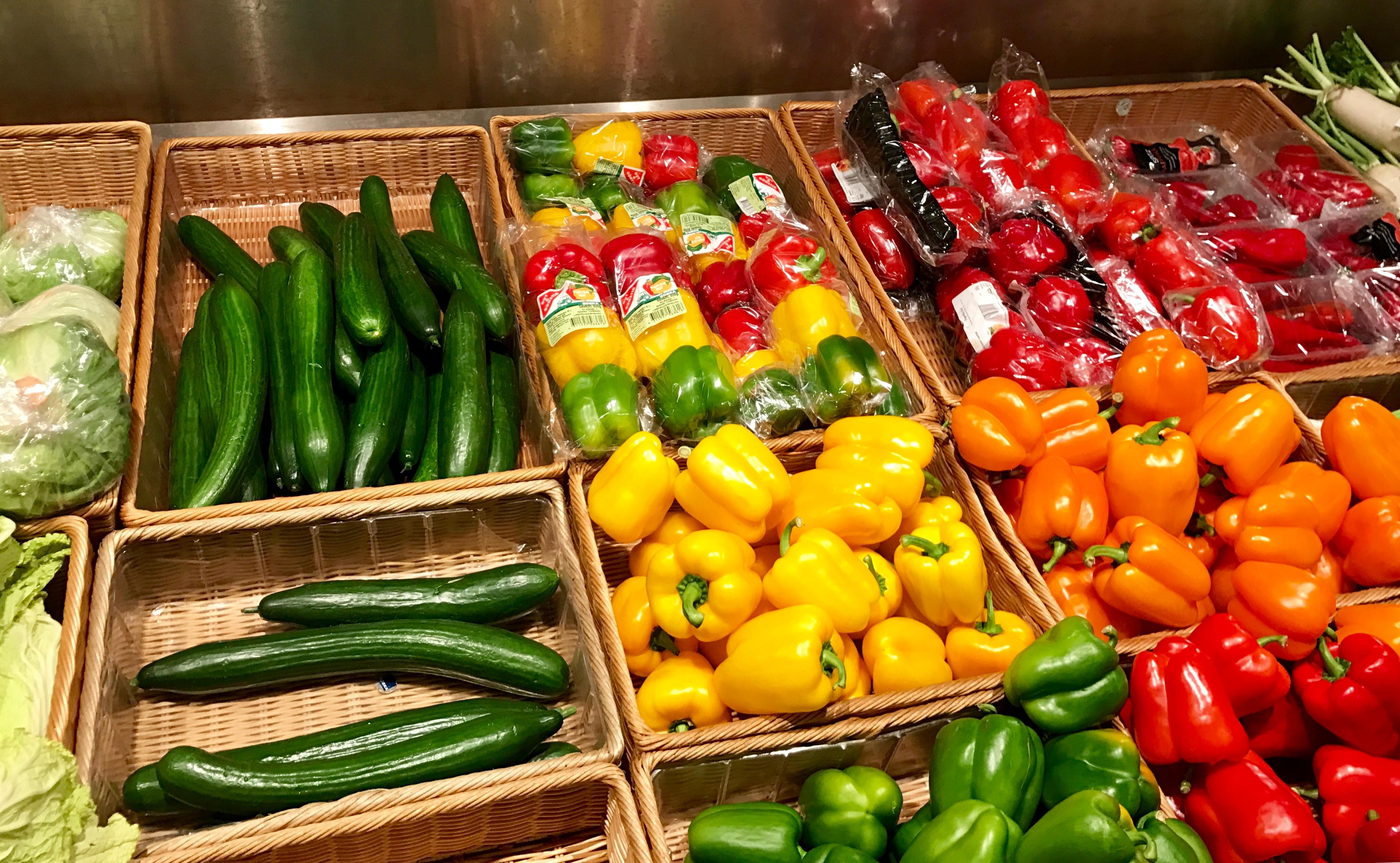 Gemüse zum Verkauf ausgelegt in Körben.