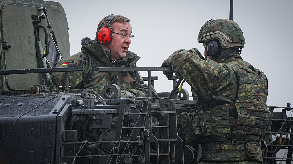 Pistorius (SPD), Bundesminister der Verteidigung bei seinem Antrittsbesuch bei der Bundeswehr auf dem Truppenübungsplatz Altengrabow.