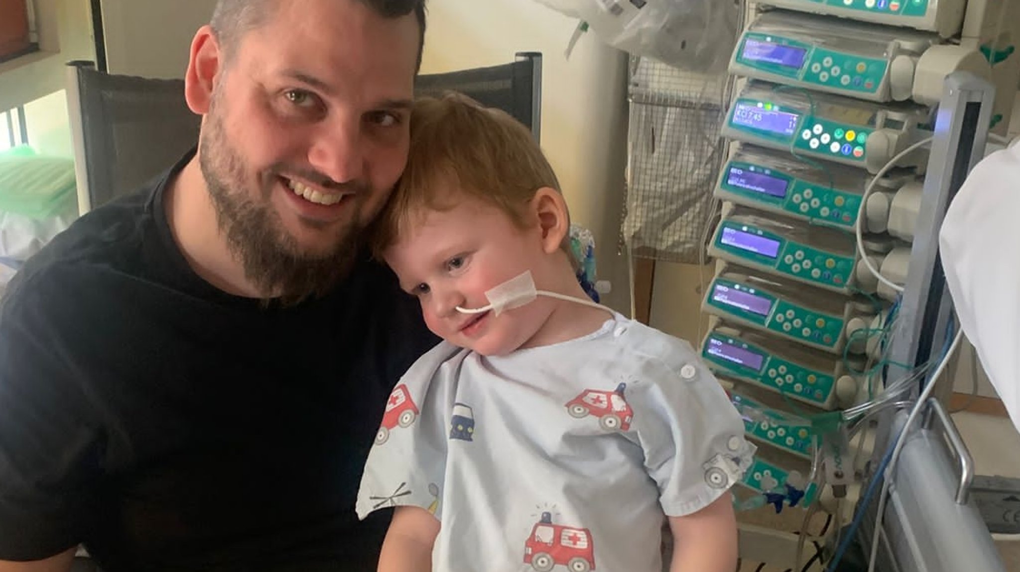 Samuel und sein Papa Dominic im Krankenhaus. | Bild: privat Samuel und sein Papa Dominic im Krankenhaus.
