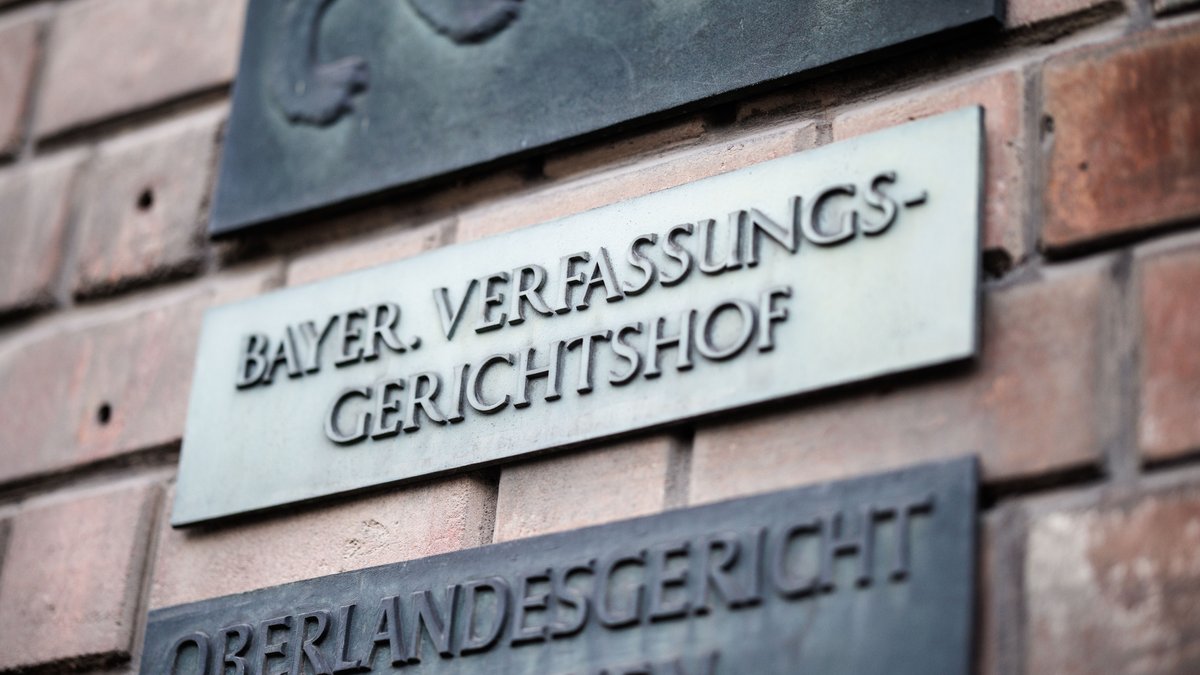 Der Schriftzug "Bayer. Verfassungsgerichtshof“ ist auf einem Schild am Bayerischen Verfassungsgerichtshof zu sehen.