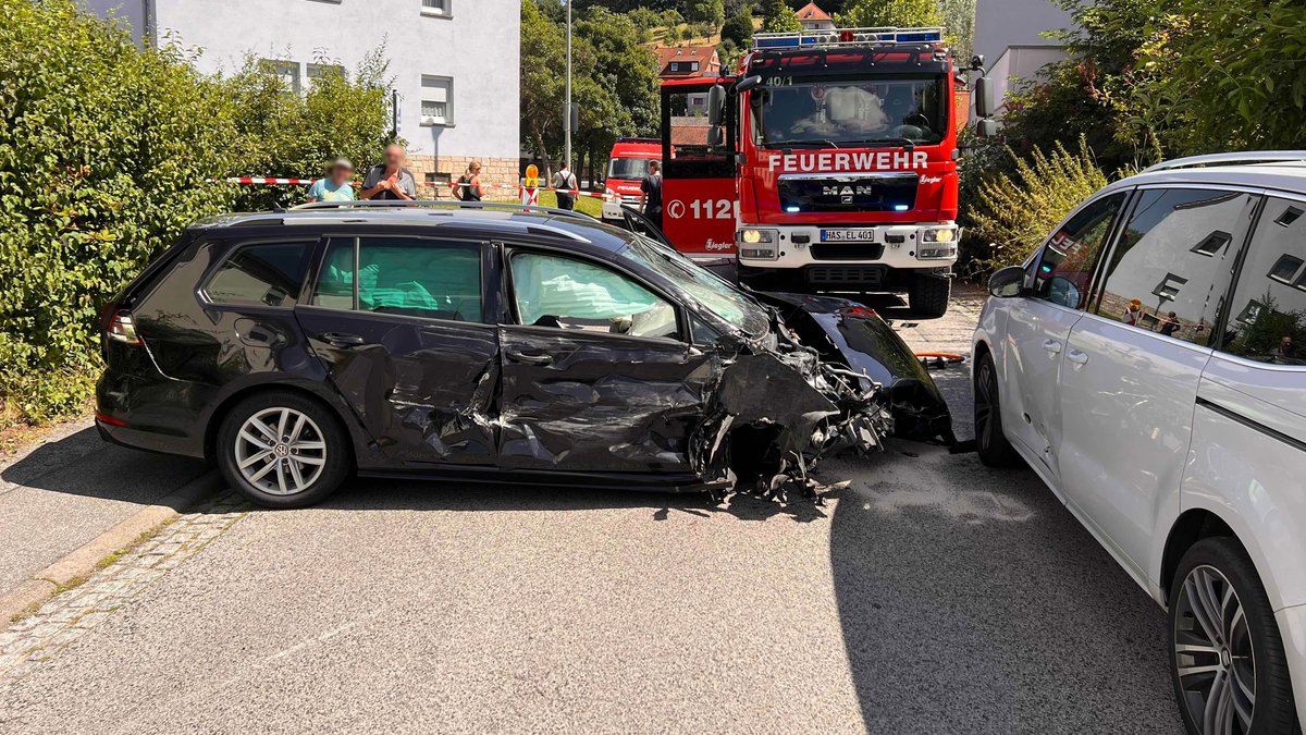 14-Jähriger kollidiert mit sieben Autos in Eltmanner Wohngebiet: Zu sehen ist das demolierte Auto und die Einsatzkräfte im Hintergrund.