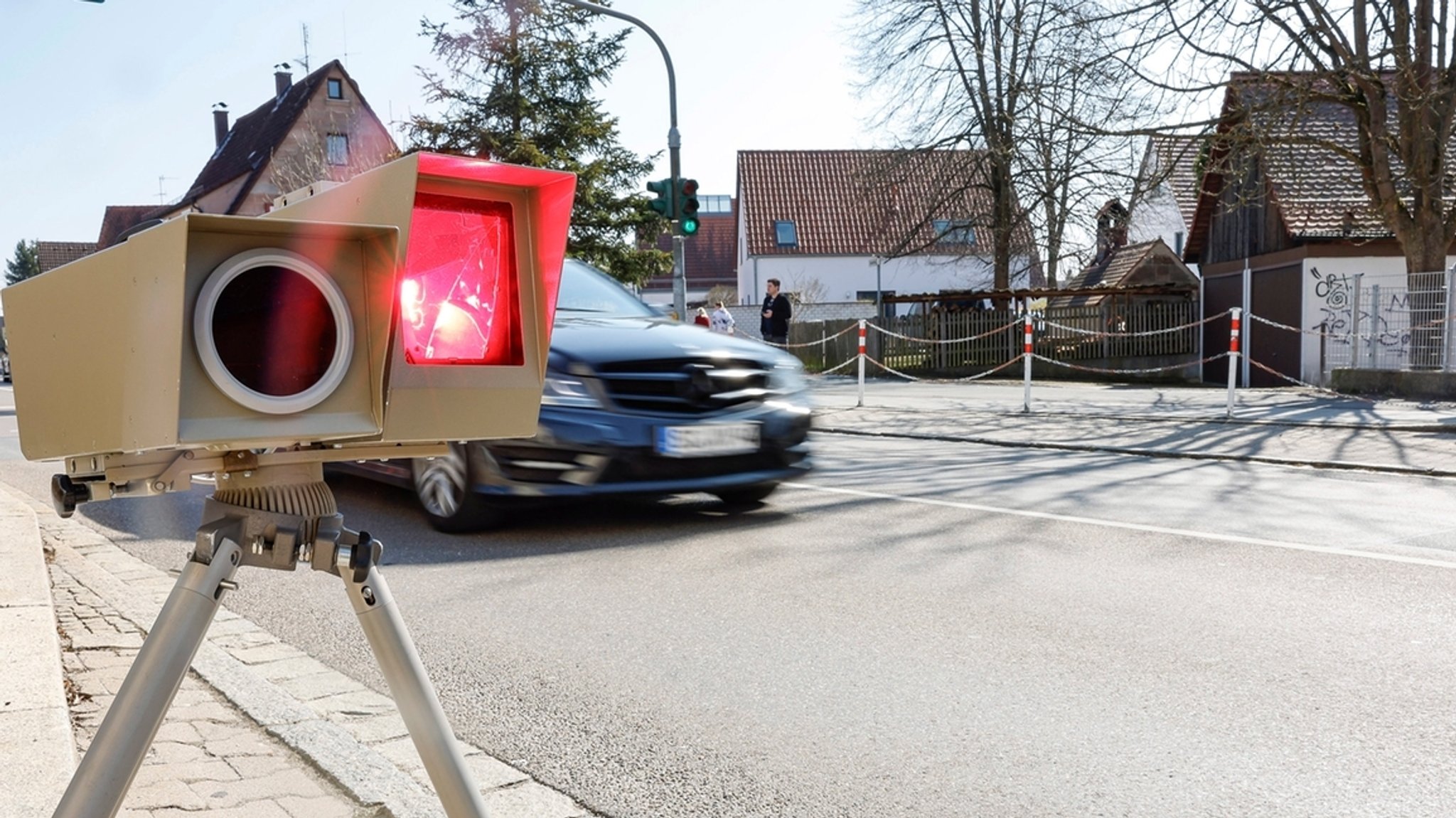 Ein Geschwindigkeitsmeßgerät blitzt einen Autofahrer, der zu schnell fährt. 