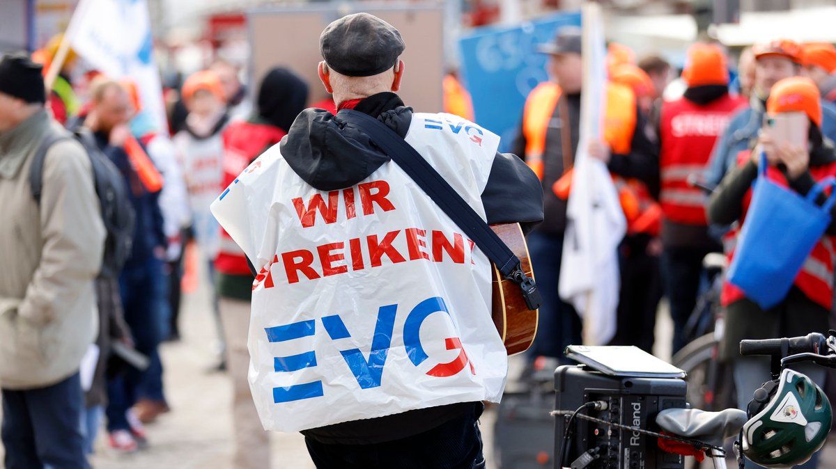 Ein EVG-Gewerkschaftsmitglied trägt eine Streikweste