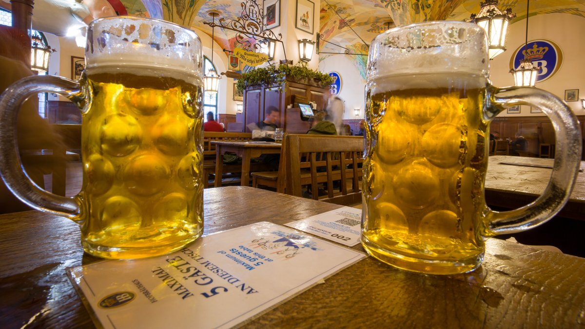 Zwei volle Maßkrüge aus Glas stehen auf einem Tisch im Hofbräuhaus in München. Im alten Hofbräuhaus in München soll das sogenannte Lagerbier seinen Ursprung haben, wie Forscher der TU jetzt herausfanden.