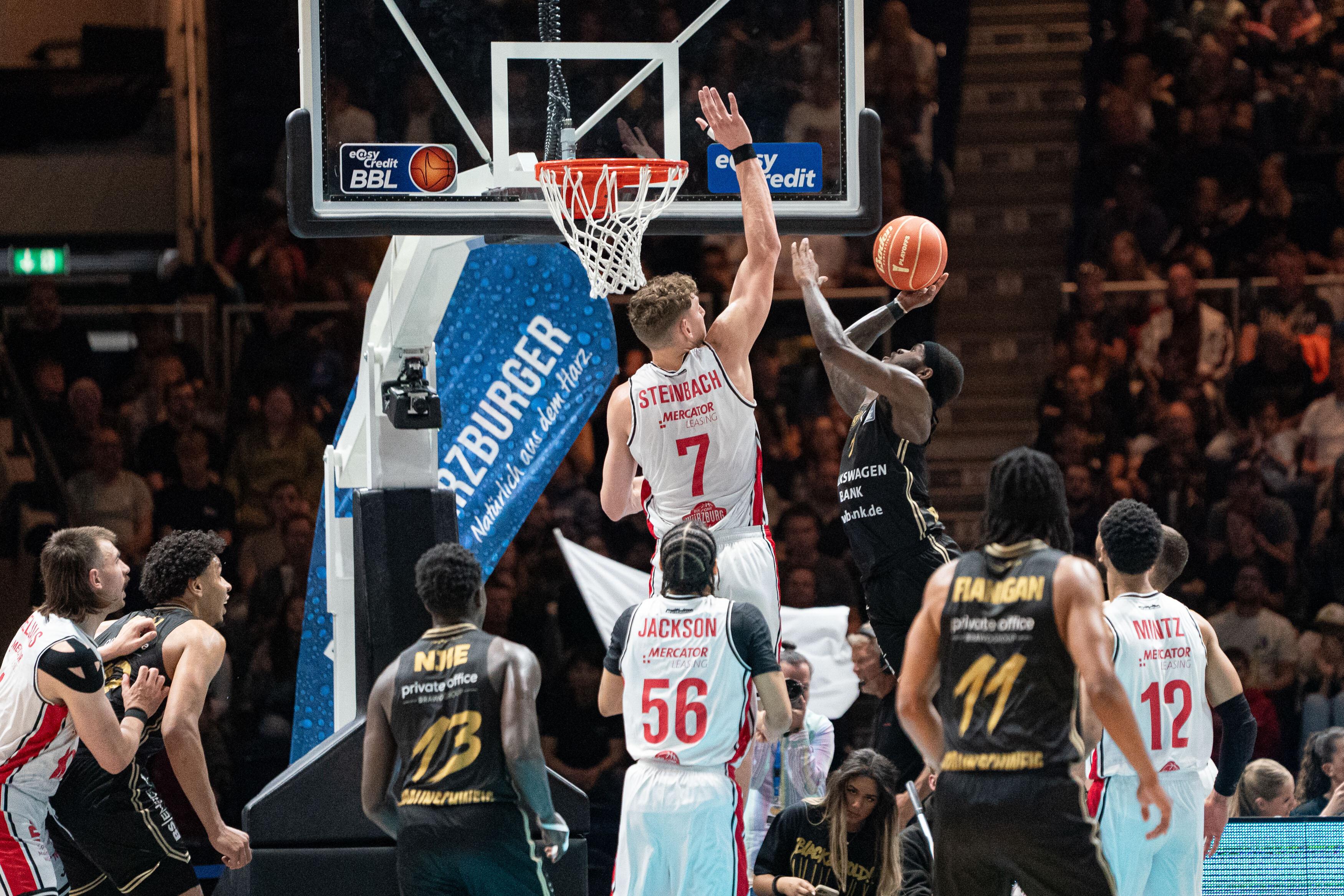 TJ Crockett am Korb gegen Hannes Steinbach 