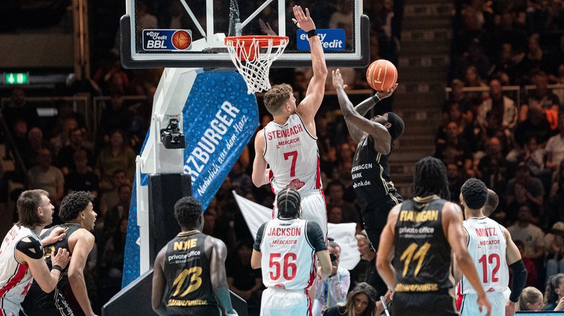 TJ Crockett am Korb gegen Hannes Steinbach | Bild: picture alliance / Eibner-Pressefoto TJ Crockett am Korb gegen Hannes Steinbach