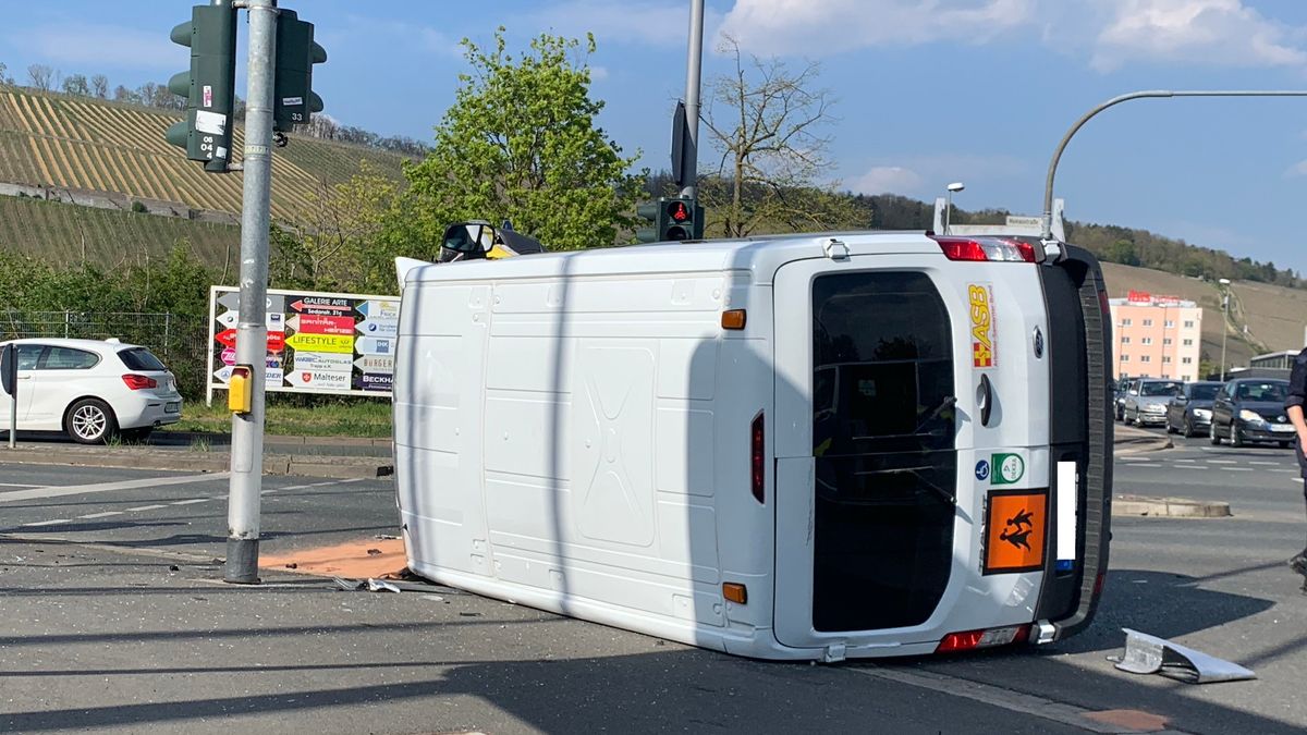 Unfall Mit Klein Schulbus In Wurzburg Zwei Kinder Verletzt Br24