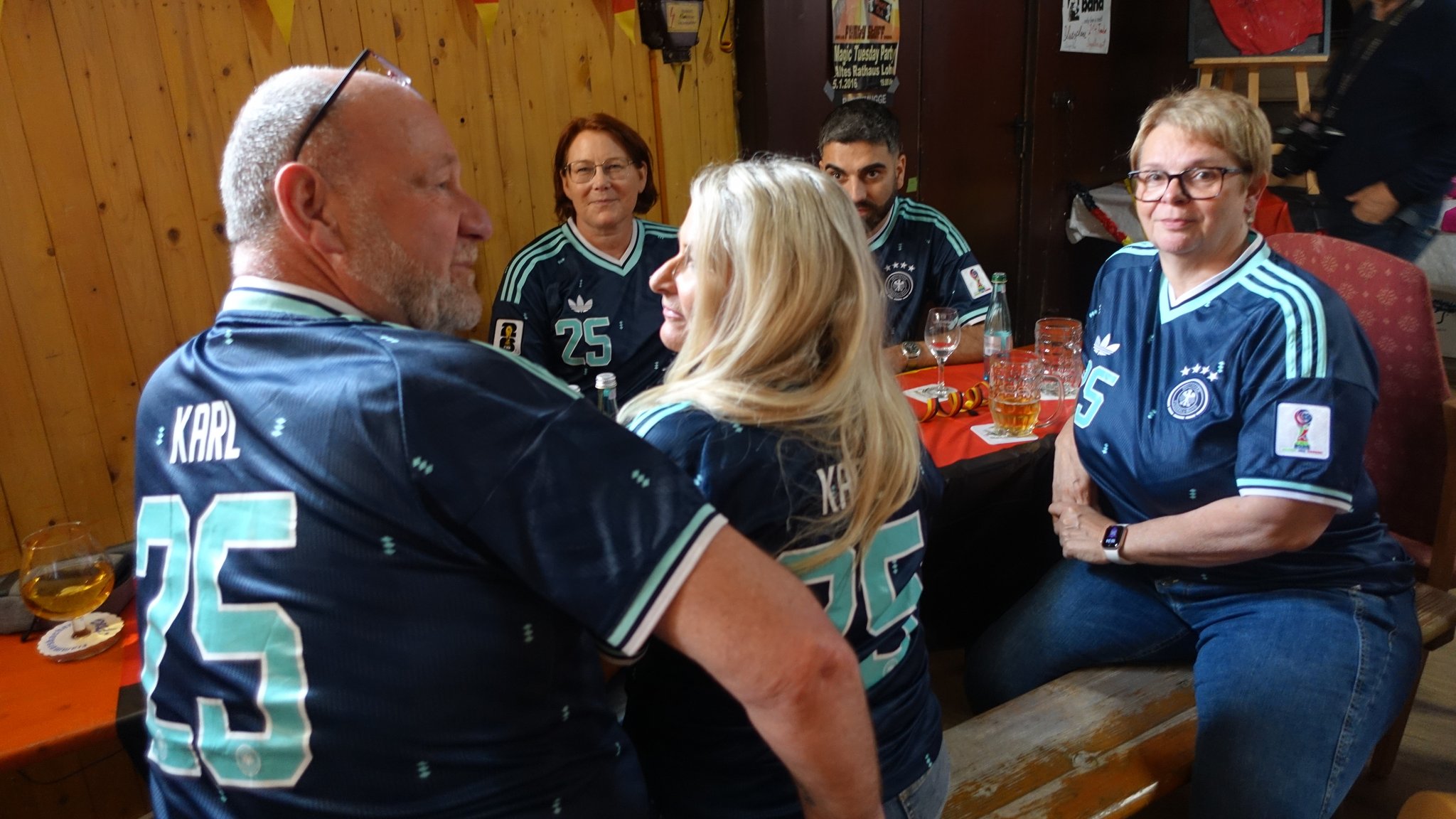 In Frammersbach im Landkreis Main-Spessart tragen die Fans Trikots mit der Nummer 25. | Bild: Wolfram Hanke / BR In Frammersbach im Landkreis Main-Spessart tragen die Fans Trikots mit der Nummer 25.