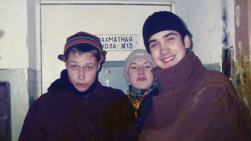 Drei Jugendliche mit Winterjacken und Mützen blicken in die Kamera: Szene aus "Wir träumten vom Frühling"