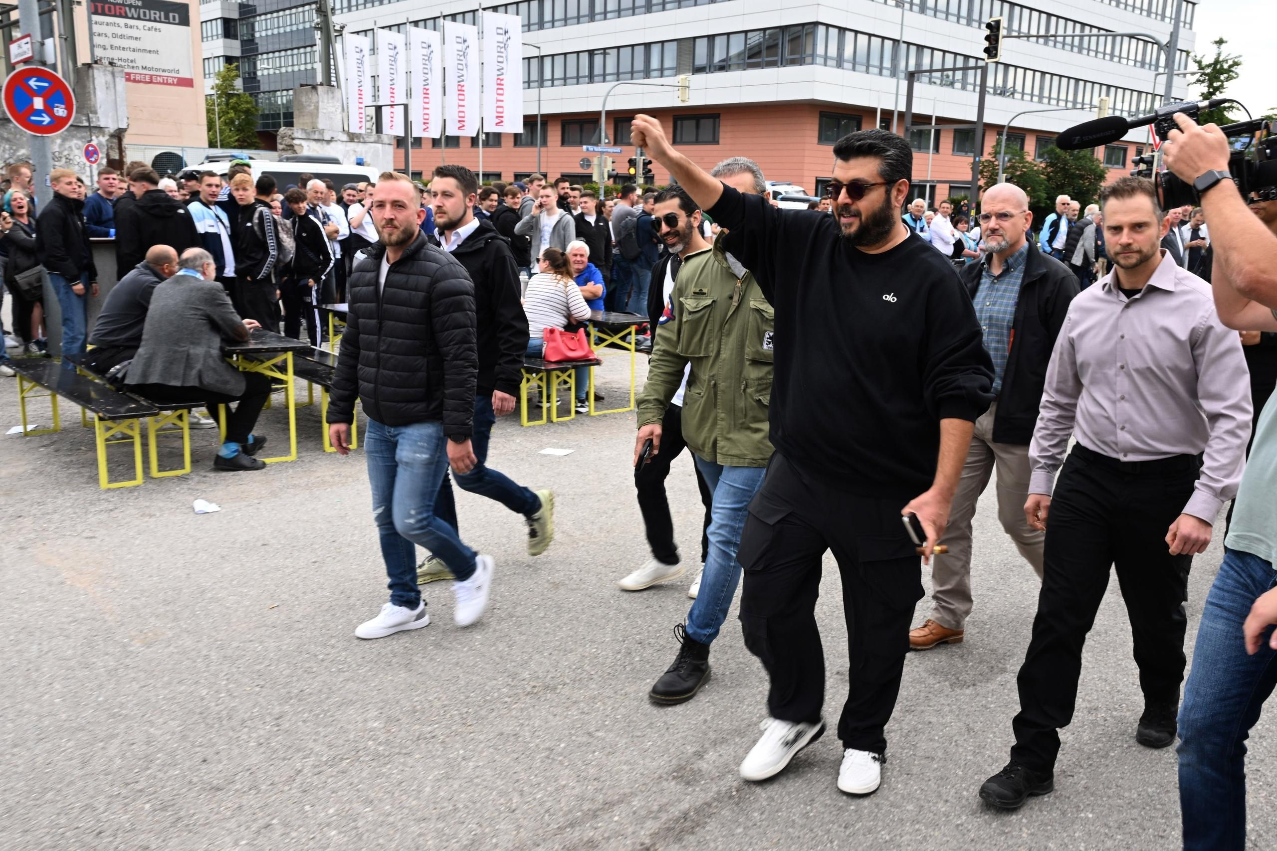 Hasan Ismaik (3.v.r), Investor, kommt zur Mitgliederversammlung des TSV 1860 München in die Kulturhalle Zenith.